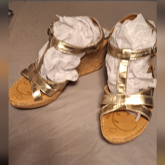 Born Metallic Gold Strappy Wedge Sandals Sz 9 Casual Summer NWT - Picture 6 of 8